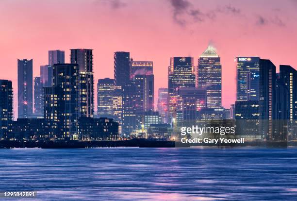 london city canary wharf skyline at sunset - canary wharf stock-fotos und bilder