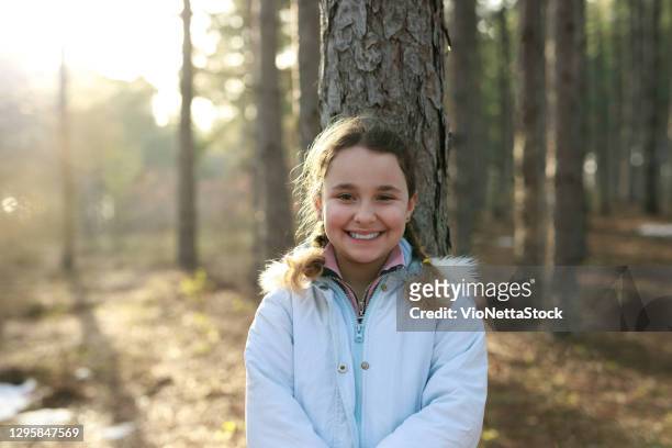niña de 10 a 14 años sonriendo y mirando a la cámara - 10 11 years fotografías e imágenes de stock