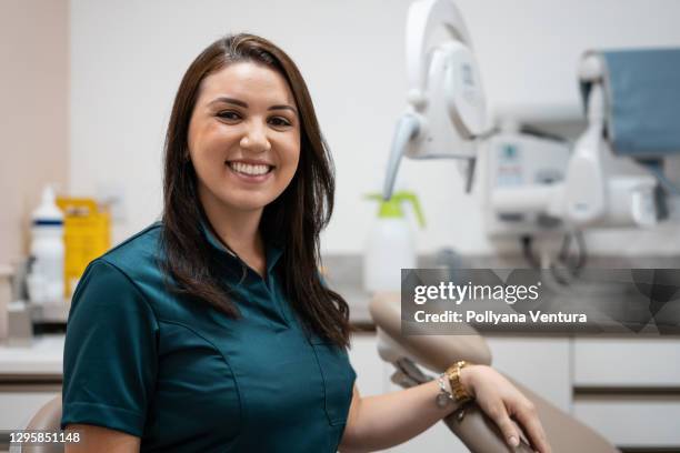 retrato de la joven en la clínica dental - odontología cosmética fotografías e imágenes de stock