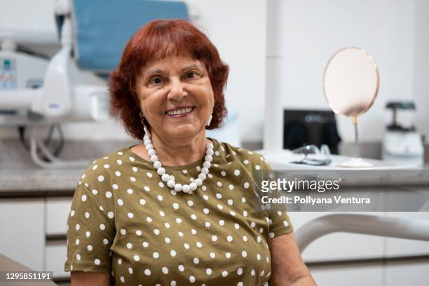 retrato de una anciana en la clínica dental - odontología cosmética fotografías e imágenes de stock