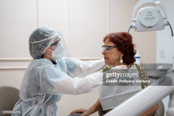 dentista preparando al paciente - odontología cosmética fotografías e imágenes de stock