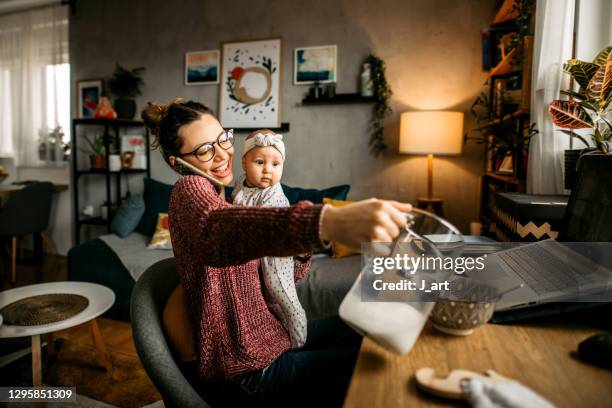 multi-tasking mother talking on the phone. - 課題 ストックフォトと画像