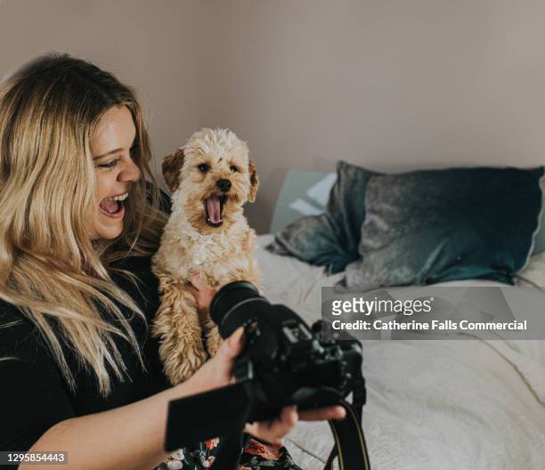 woman takes a selfie with her dog - plano fijo fotografías e imágenes de stock