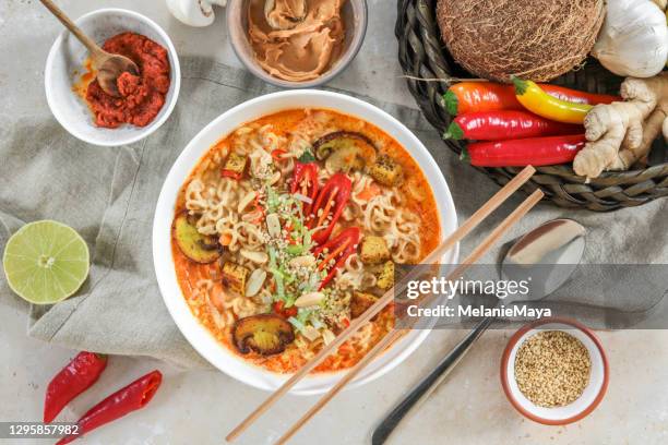 sopa de fideos asian mie con tofu, cacahuete, lima y chile como flat lay - vietnamese food fotografías e imágenes de stock