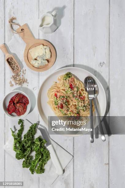 vegetarische spaghetti pasta met romige boerenkool kaassaus - blauwschimmelkaas stockfoto's en -beelden