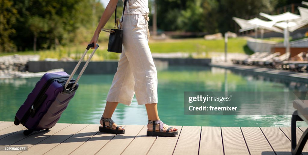 Giovane donna che arriva in hotel