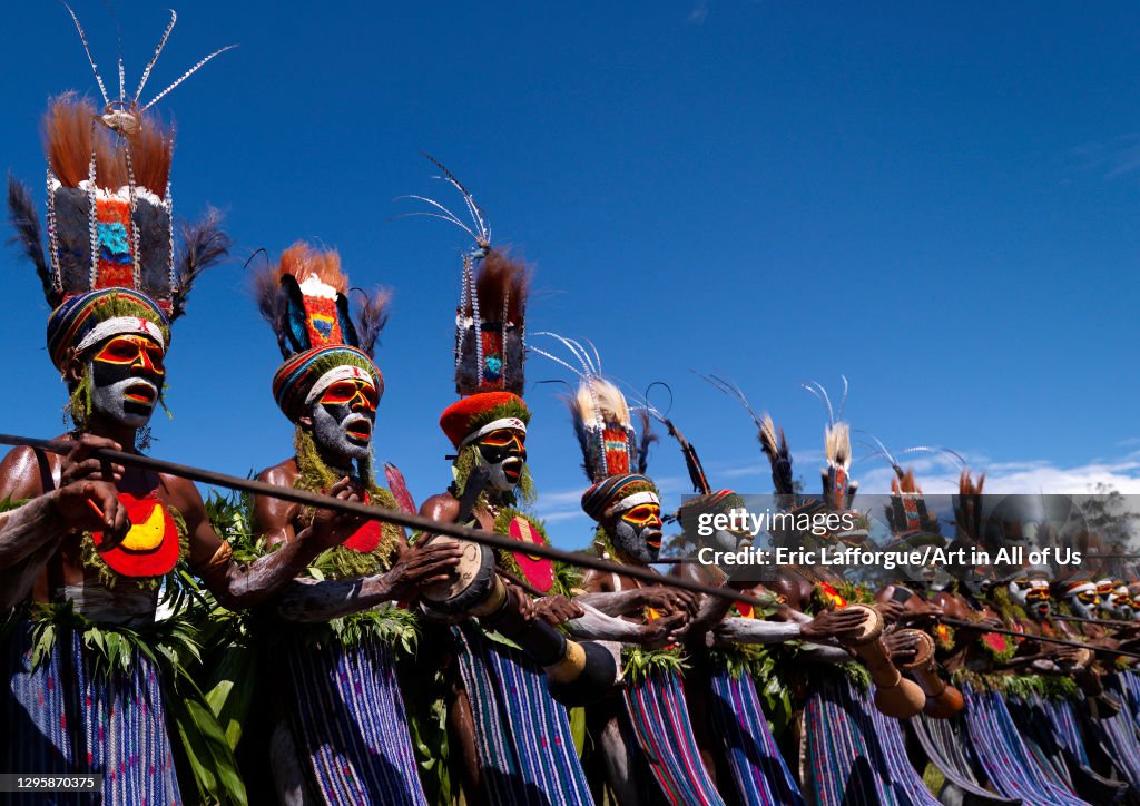 Kunga warriors dancing and beating drums during a sing-sing, Western Highlands Province, Mount Hagen, Papua New Guinea...