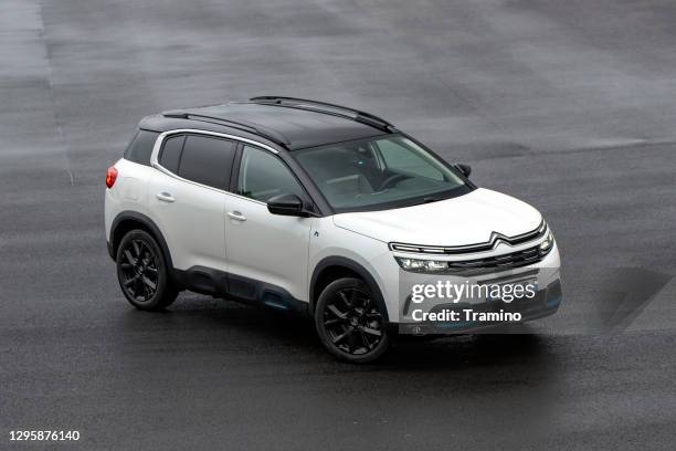 citroen c5 aircross plug-in hybrid auf der straße - citroën stock-fotos und bilder