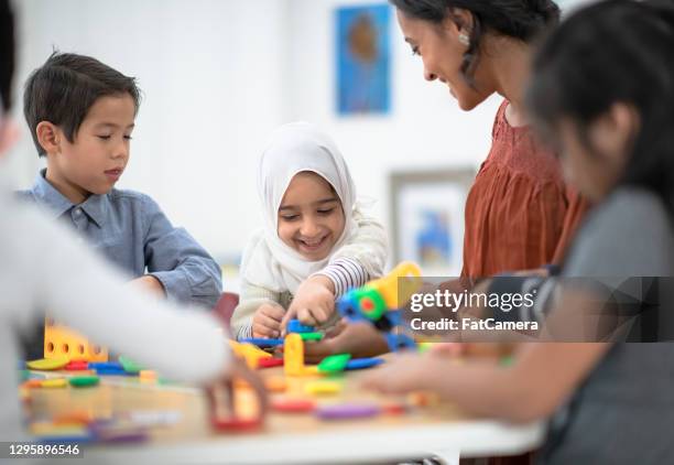 förskolebarn som leker tillsammans - afghan bildbanksfoton och bilder