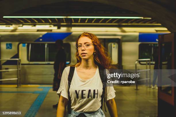una joven con el pelo rojo en el metro de sao paulo - metro unidad de medida fotografías e imágenes de stock