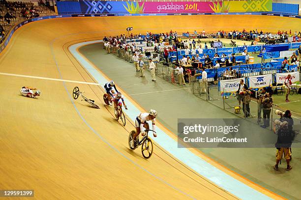 Jacob Dylan Schwingboth Canada falls during the qualifying round of the men&#39;s Omnium in 2011 Pan American Games Pan American in the Velodrome on...