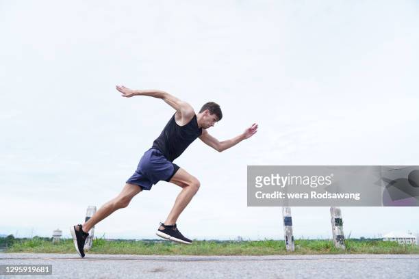 young man doing speed running - sprint photos et images de collection
