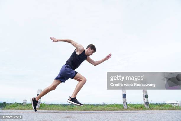 young man doing speed running - man sprinting stock pictures, royalty-free photos & images