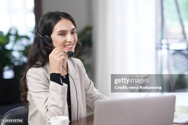 customer service woman doing interaction with consumer - call center stock-fotos und bilder