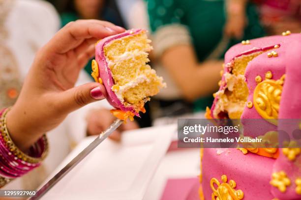 take a piece of wedding cake - cake stockfoto's en -beelden