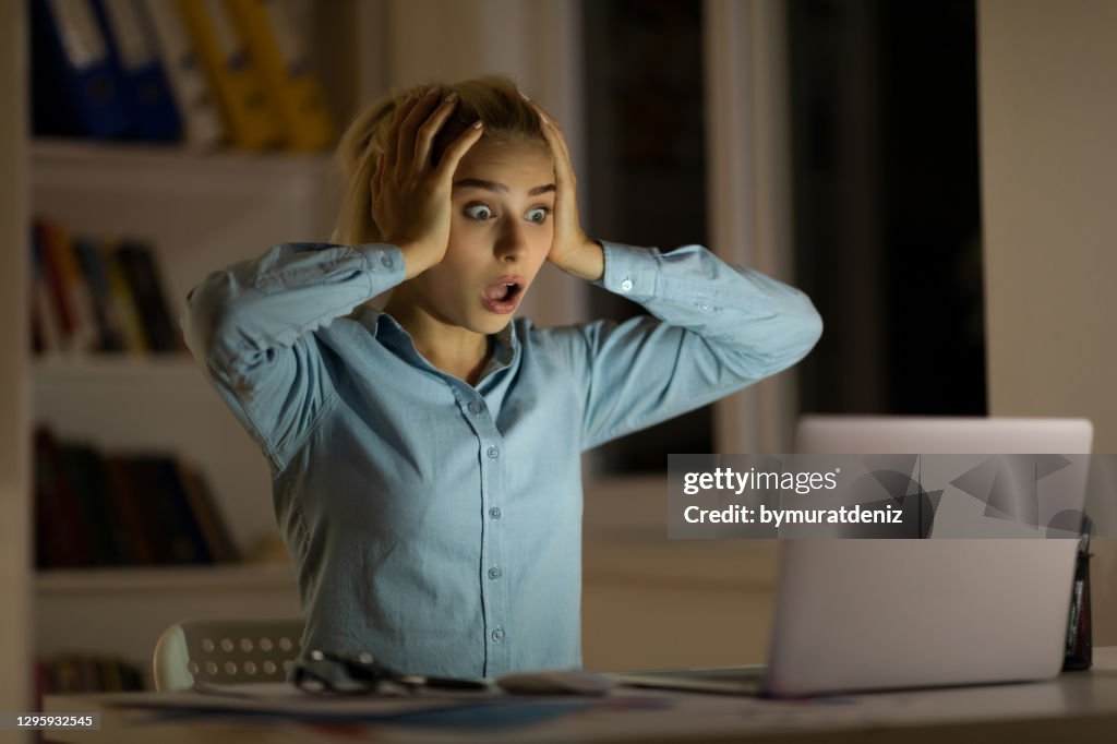 Schockierte Frau in der Nacht