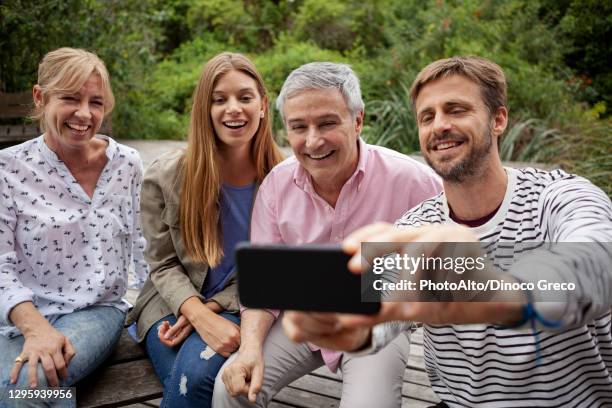 family taking selfie - schoondochter stockfoto's en -beelden