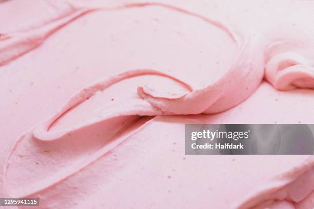 close up creamy pink ice cream - ijs of rolschaatsen stockfoto's en -beelden