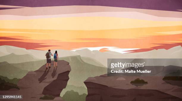 couple hiking and enjoying scenic majestic mountain view at sunset - 背包客 幅插畫檔、美工圖案、卡通及圖標