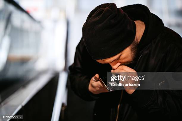 schnarchen eines kokainstreifens - verlangen stock-fotos und bilder