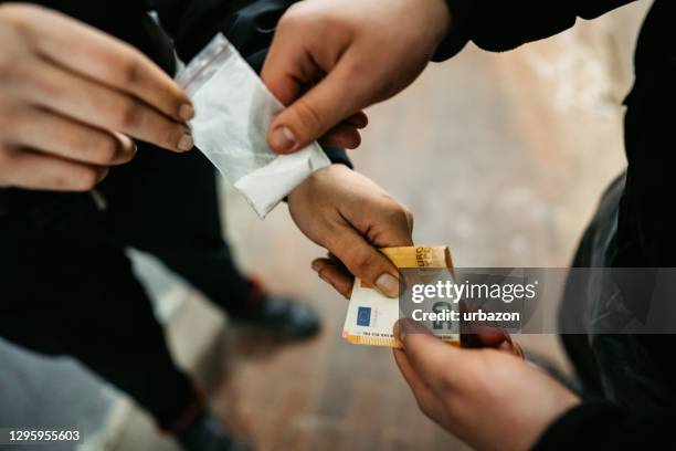 hombre comprando drogas en la calle - oppio fotografías e imágenes de stock
