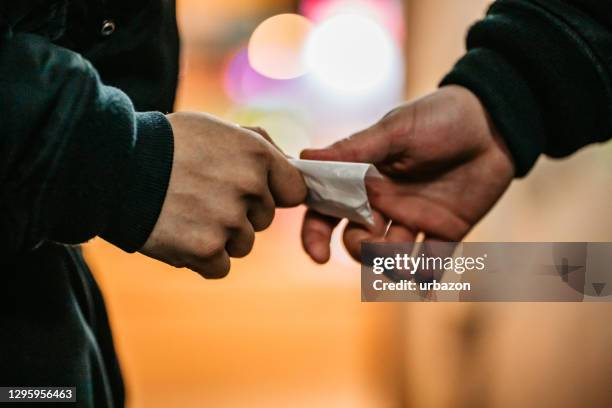 man buying drugs on the street - droga recreativa imagens e fotografias de stock