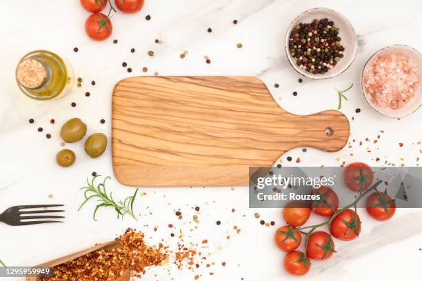 houten snijplank en ingrediënten - bovenkleding stockfoto's en -beelden