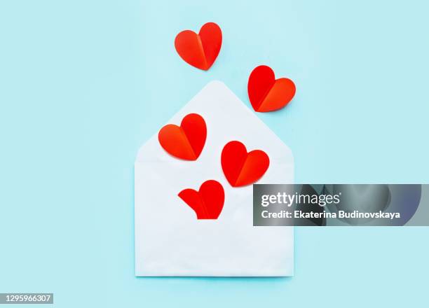 hearts from the envelope on valentine's day - greeting card and envelope stock pictures, royalty-free photos & images