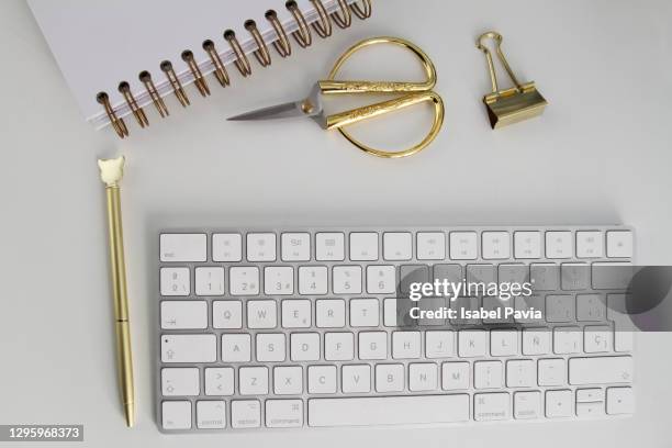 close-up of keyboard and notepad on desk - button white stock-fotos und bilder