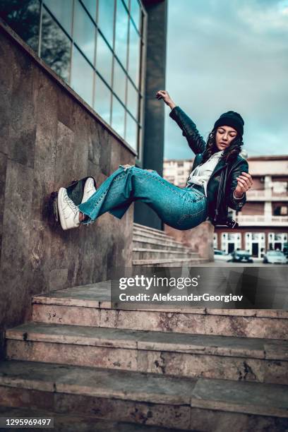 femenino actuando parkour stunts fuera - le parkour fotografías e imágenes de stock