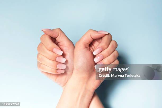 women's hands with a beautiful well-groomed manicure. - manicura fotografías e imágenes de stock