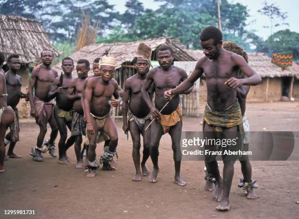 mbuti pygmies, congo 1977 - mbuti photos et images de collection