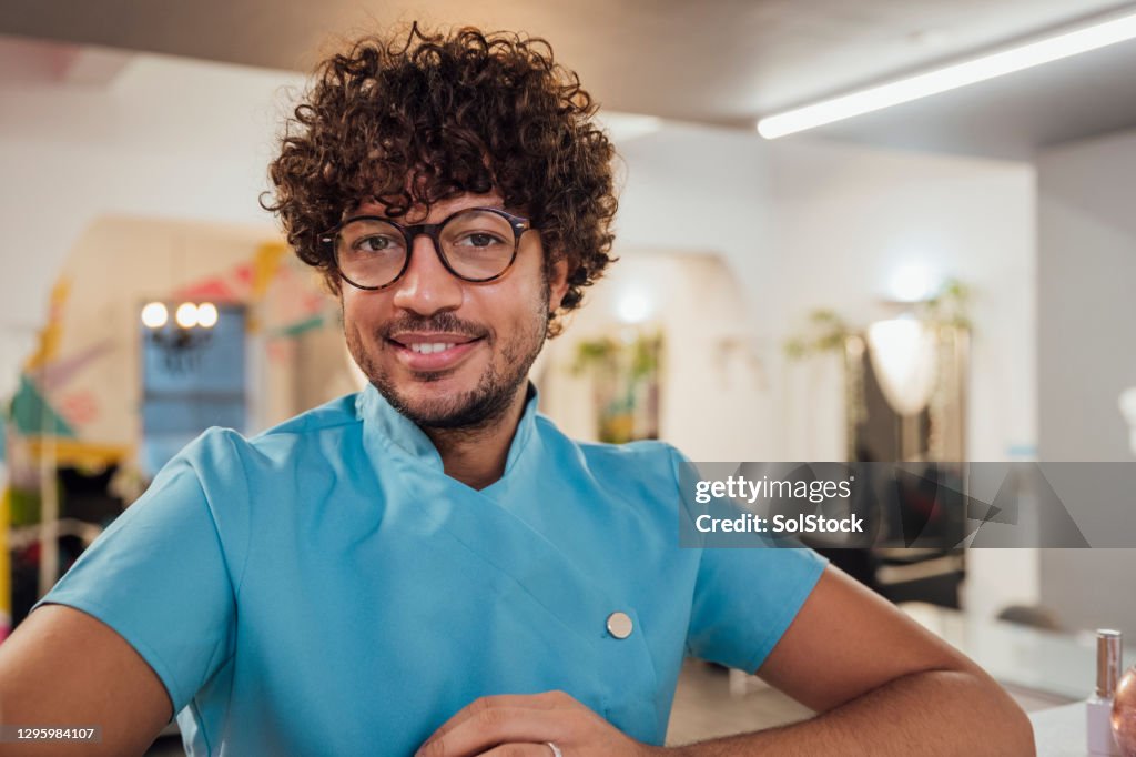 Männliche Arbeit in der Schönheitsindustrie