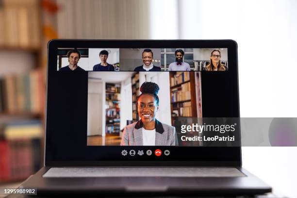 videoconferenza in diretta streaming. donna che ospita una chiamata in attesa della partecipazione degli utenti - meeting icon foto e immagini stock