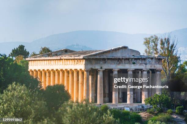 the ancient temple of hephaestus in athens, greece - oude agora stockfoto's en -beelden