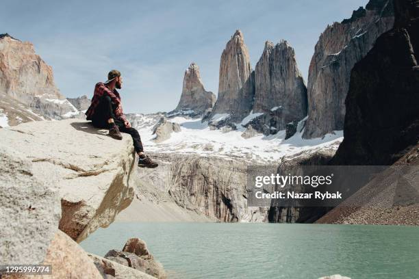 el hombre está mirando la vista panorámica del parque nacional torres del paine - parque nacional de torres del paine fotografías e imágenes de stock