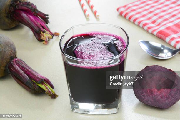 beetroot juice - remolacha fotografías e imágenes de stock