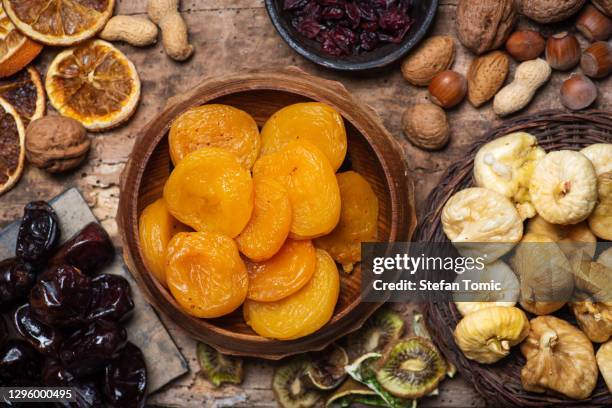mix di frutta secca su un tavolo di legno - secco foto e immagini stock