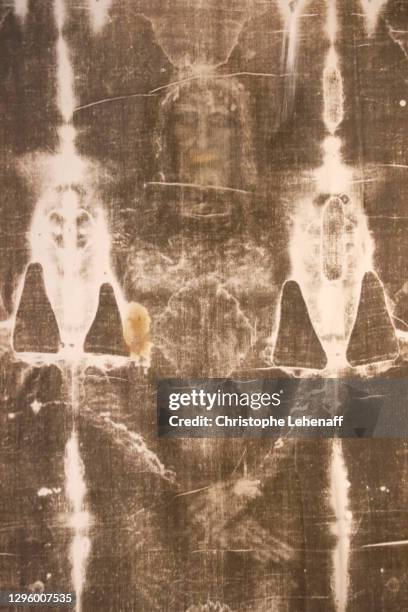 inside the saint sulpice church, in paris - manto de turín fotografías e imágenes de stock