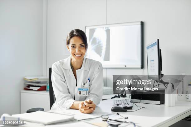 confident female doctor working in clinic - medical clinic stock-fotos und bilder