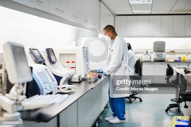 doctor doing research in lab during covid-19 - medical research mask stock pictures, royalty-free photos & images