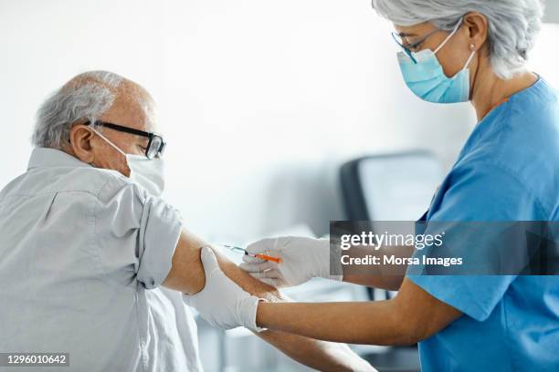 spain's seniors receive first batch of covid-19 vaccines - vacuna contra la covid 19 fotografías e imágenes de stock