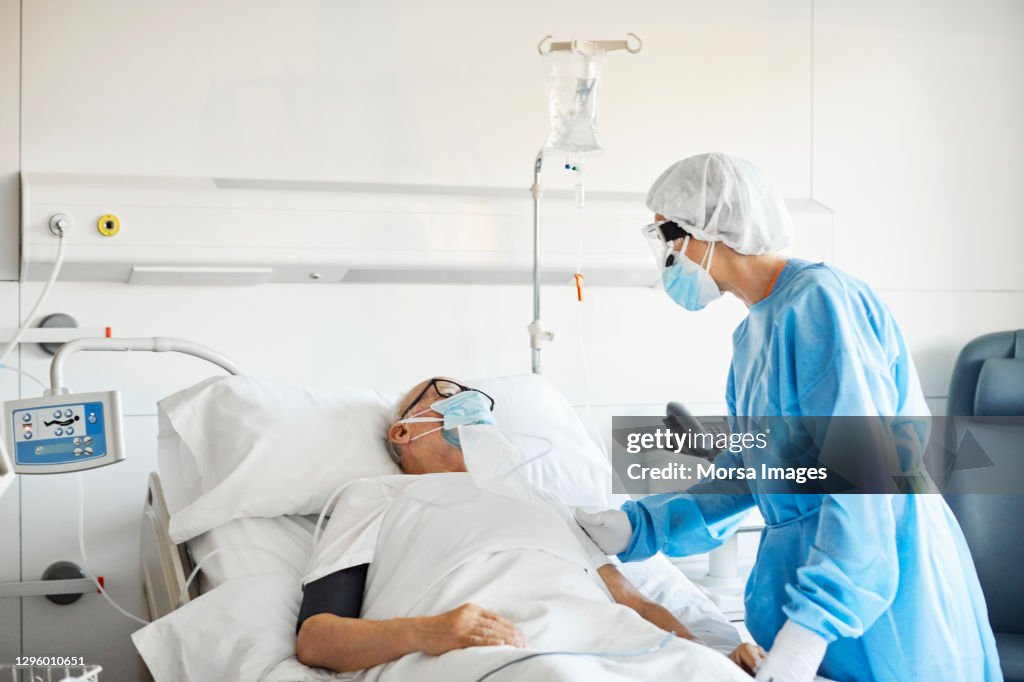 Doctor consoling patient in ICU during COVID-19