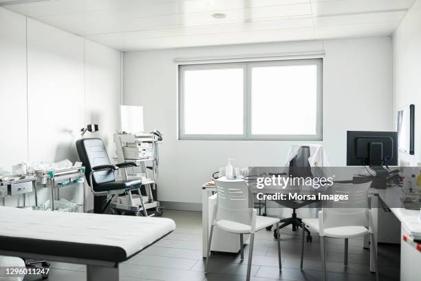 interior of doctor's office in hospital - doctor's office photos et images de collection