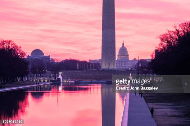 just before sunrise at the lincoln memorial reflecting pool - washington dc stock-fotos und bilder