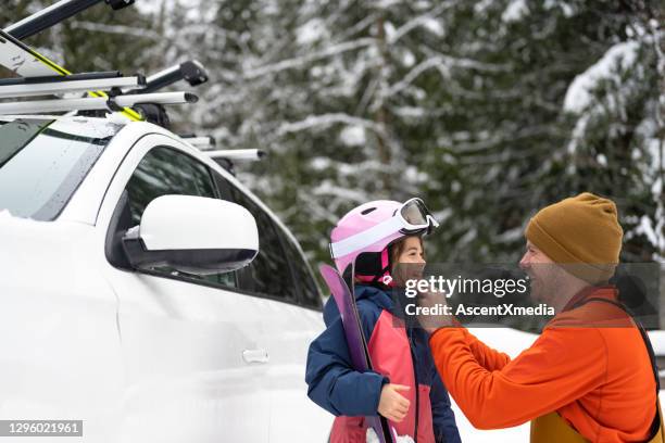 vader en dochter op een skivakantie - skigebied stockfoto's en -beelden