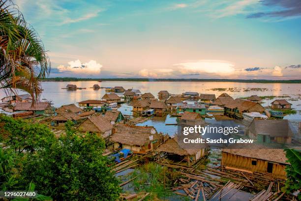 amazon river floating village - fluss amazonas stock-fotos und bilder