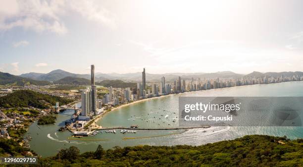 vista da cidade de balneário camboriú - santa catarina sul do brasil - fotografias e filmes do acervo