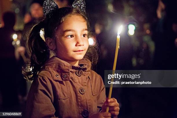 retrato de niña sosteniendo vela en la celebración religiosa - niños orando fotografías e imágenes de stock