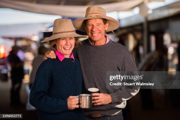 middle-aged australian couple - female bush photos stockfoto's en -beelden